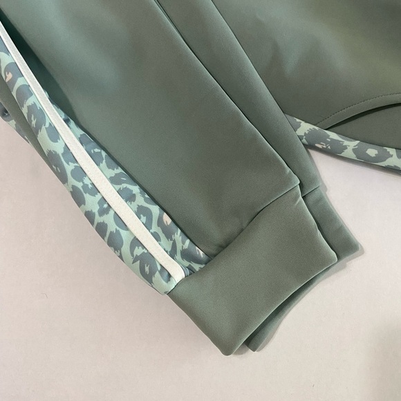 Body Glove women's joggers size large sage green with animal print detail NWT - Picture 7 of 7
